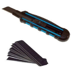 CUTTER POIGNEE ALUMINIUM ET TPR AVEC ETUI DE 10 LAMES NOIRES